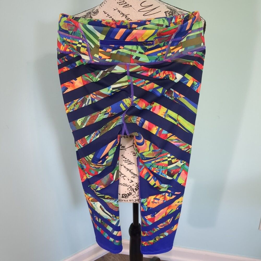 Athleta kaleidoscope leggings medium Capri workout athleisire